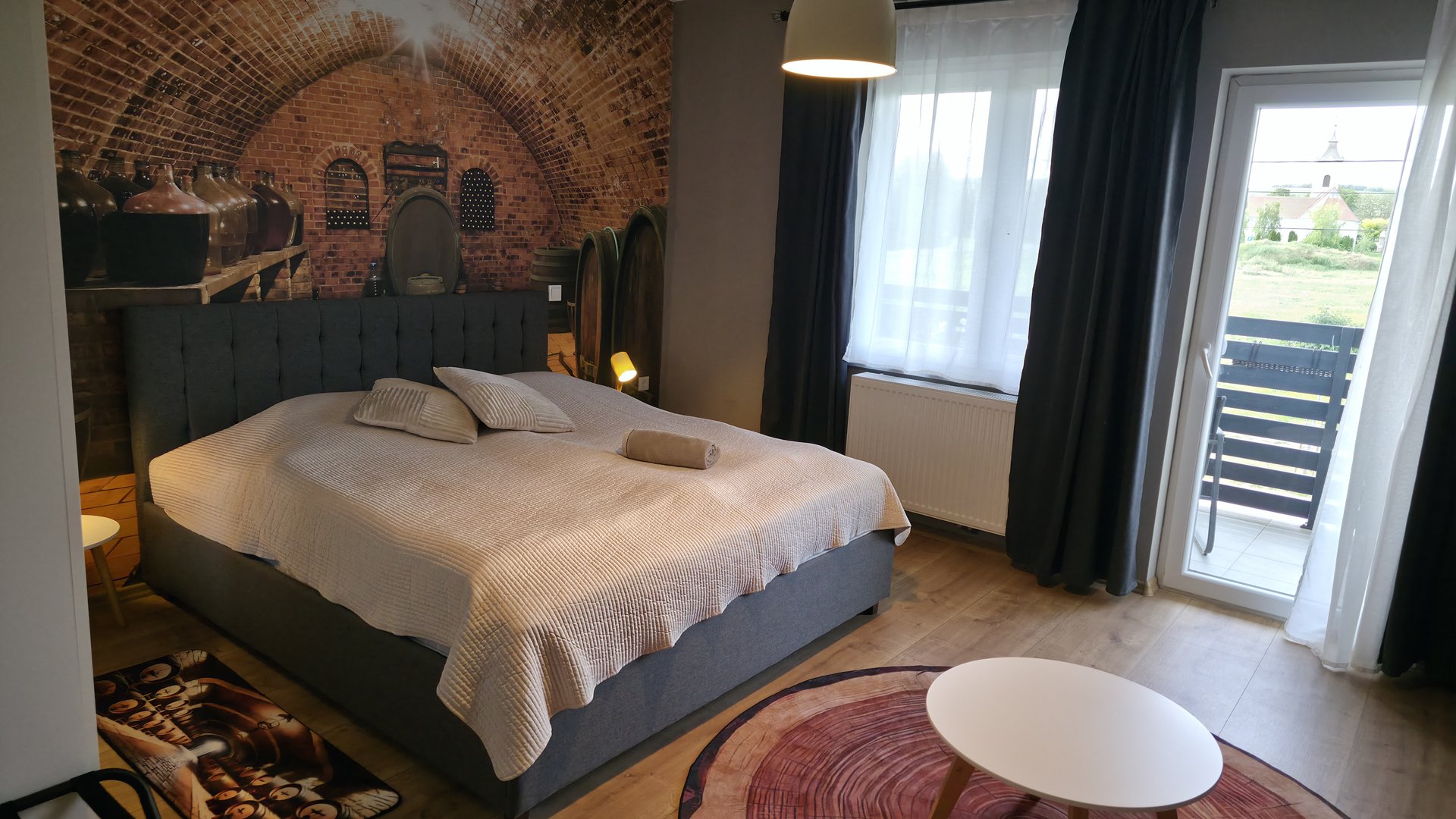 Schlafzimmer Weinkeller — Bett